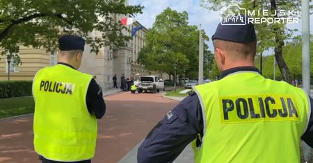 Rozlał nieznaną ciecz przed siedzibą Tuska. Usłyszał zarzuty