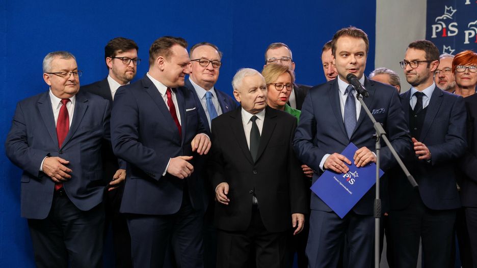 Jarosław Kaczyński w otoczeniu europosłów PiS