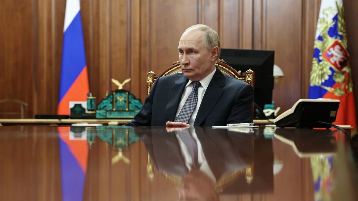 Russian President Putin meets Head of the Republic of Crimea Sergei Aksyonov
epa12518225 Russian President Vladimir Putin (R) meets Head of the Republic of Crimea Sergei Aksyonov (not pictured) during a meeting at the Kremlin in Moscow, Russia, 11 November 2025.  EPA/GAVRIIL GRIGOROV/SPUTNIK/KREMLIN / POOL MANDATORY CREDIT 
Dostawca: PAP/EPA.
GAVRIIL GRIGOROV/SPUTNIK/KREMLIN / POOL
diplomacy, putin