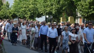 Procesja Bożego Ciała 2025 w Rybniku. Ulicami Śródmieścia przeszli wierni czterech parafii