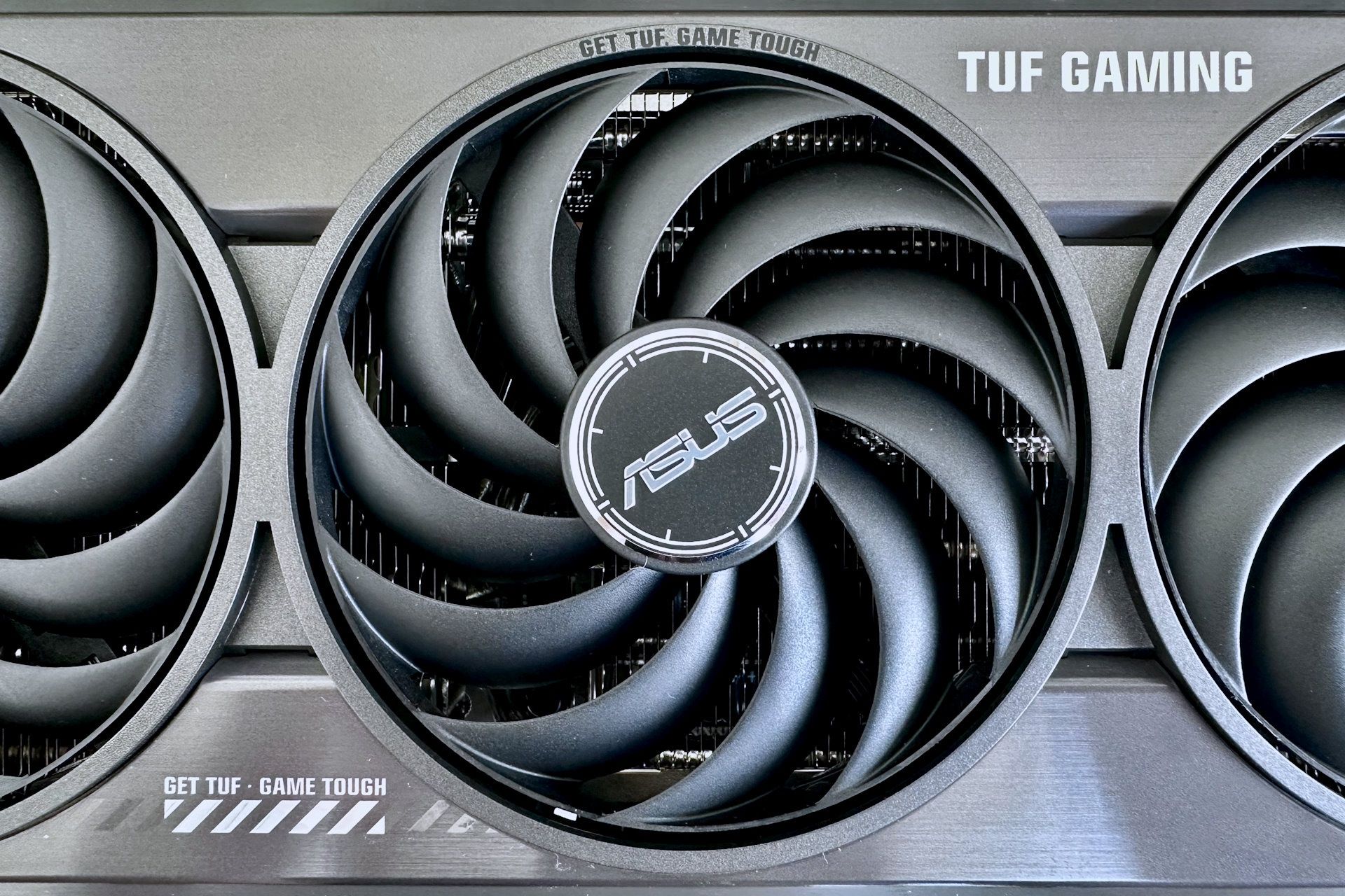 ASUS Radeon RX 9070 XT TUF Gaming OC - wentylator