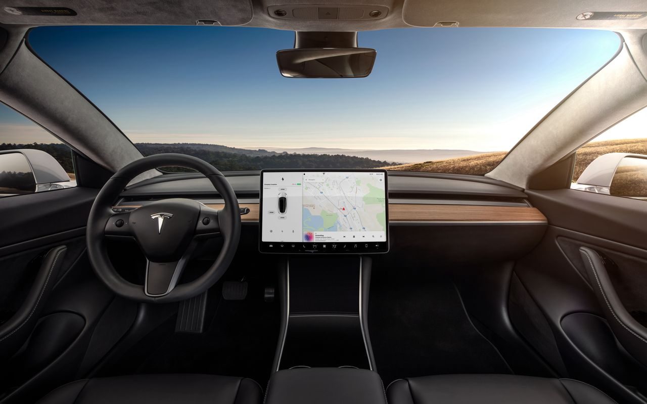 Tesla Model 3 ma jeszcze bardziej minimalistyczne i "dotykowe" wnętrze od Modelu S