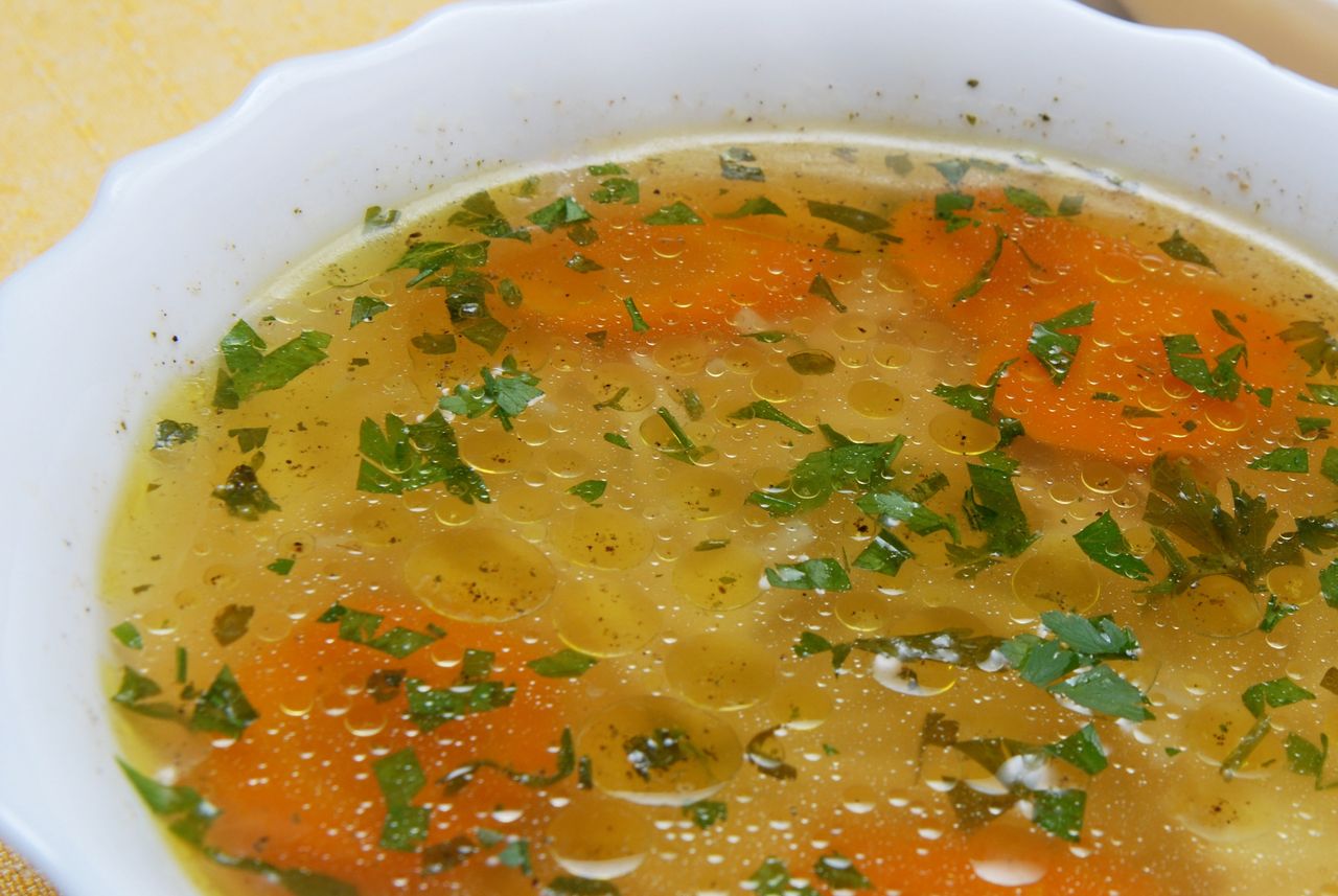 Oto jak zrobić domową maggi, która wzbogaci smak rosół