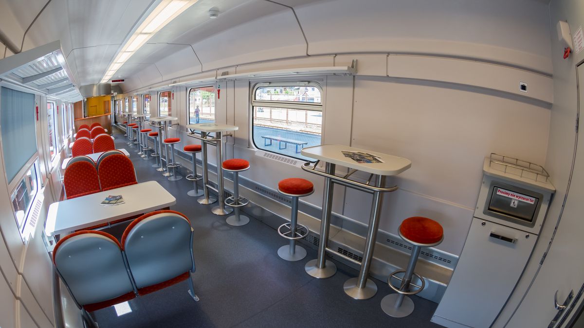 Wagon restauracyjny w pociągu