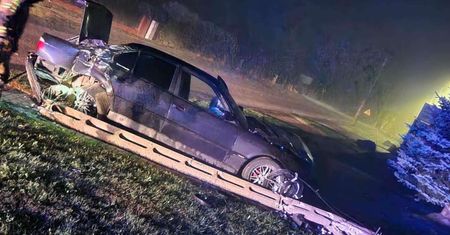 BMW rozbiło się o latarnię. Mieszkańcy natychmiast zareagowali