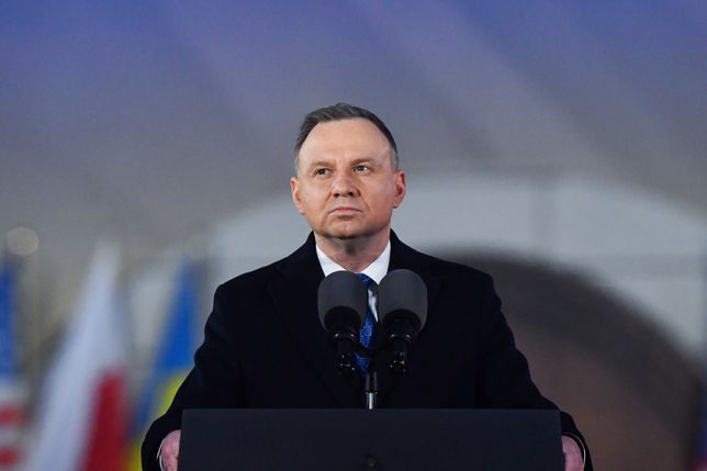 Warszawa, 21.02.2023. Pierwszy dzień oficjalnej wizyty prezydenta USA Joe Bidena w Warszawie, 21 bm. Prezydent RP Andrzej Duda przemawia w Arkadach Kubickiego w ogrodach Zamku Królewskiego w Warszawie. Prezydent Biden jest z wizytą w Polsce. Wygłosi przemówienie do narodu polskiego. (mr) PAP/Piotr Nowak