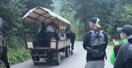Morskie Oko. Turyści biją brawo. "A ludzie jeszcze się cieszą"