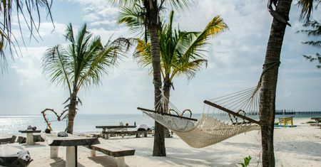To miał być urlop w luksusach. Polacy na plażę schodzili po drabinie