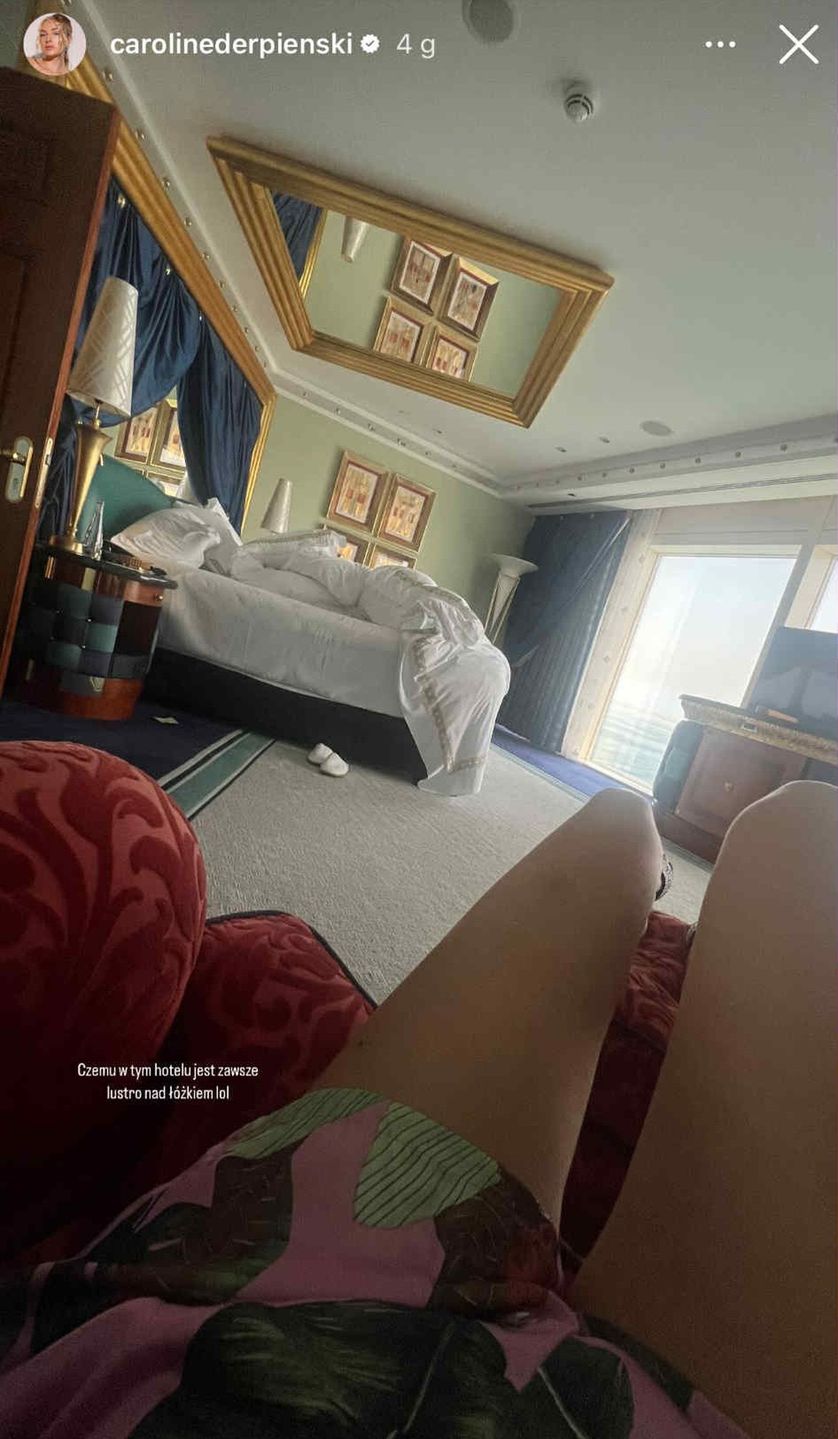 Caroline Derpienski nadaje z luksusowego hotelu w Dubaju