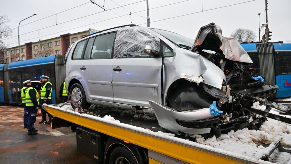 Miejsce kolizji samochodu osobowego i tramwaju
Wroc�aw, 26.11.2025. Miejsce kolizji samochodu osobowego i tramwaju we Wroc�awiu, 26 bm. Kierowca samochodu, uciekaj�c przed policj�, uderzy� w tramwaj. W baga�niku auta znaleziono 34-latka. Wed�ug wst�pnych ustale� policji m�czyzna zosta� porwany. 34-latek zmar�. (sko) PAP/Maciej Kulczy�ski
Maciej Kulczy�ski
kolizja, porwanie, tramwaj, zderzenie, zmar�y