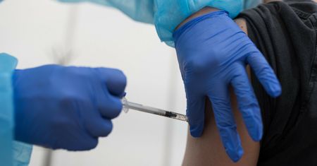 Niemcy. Zgłaszają się tysiące pacjentów "zaszczepionych" solą fizjologiczną