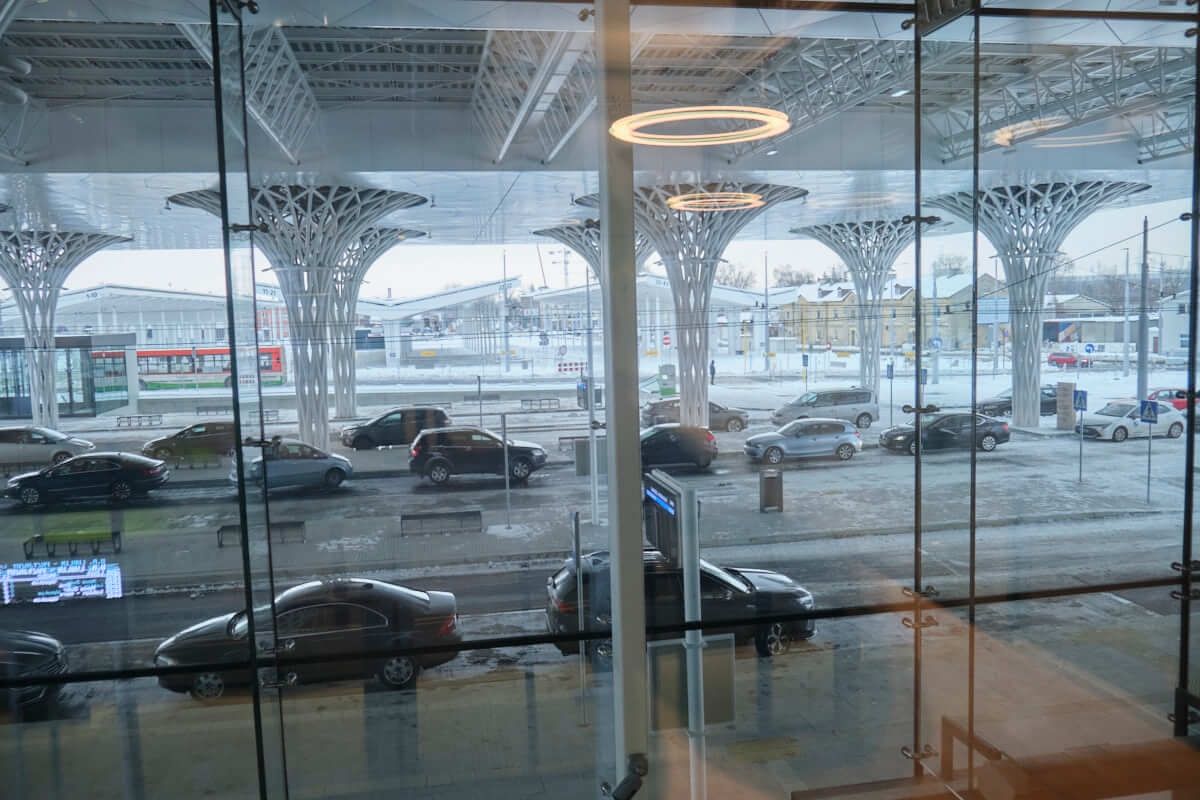 Widok z poczekalni Dworca Lublin na perony