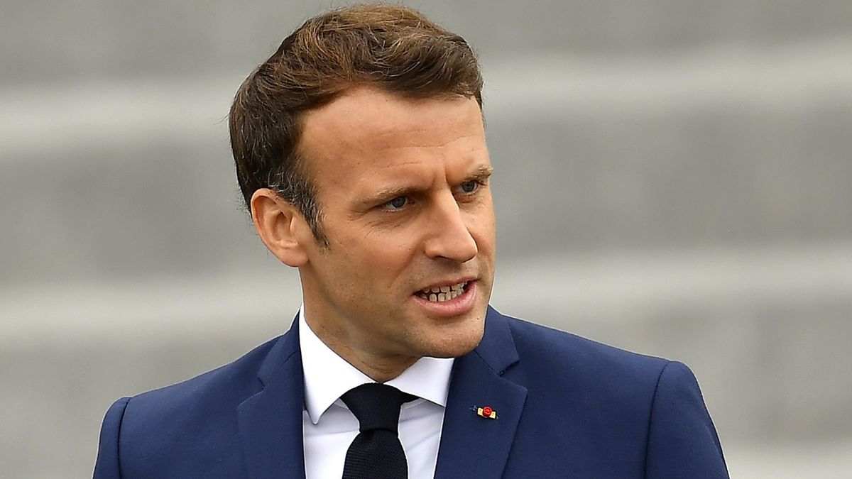 Emmanuel Macron pozwał twórcę plakatów przedstawiających go w nazistowskim mundurze