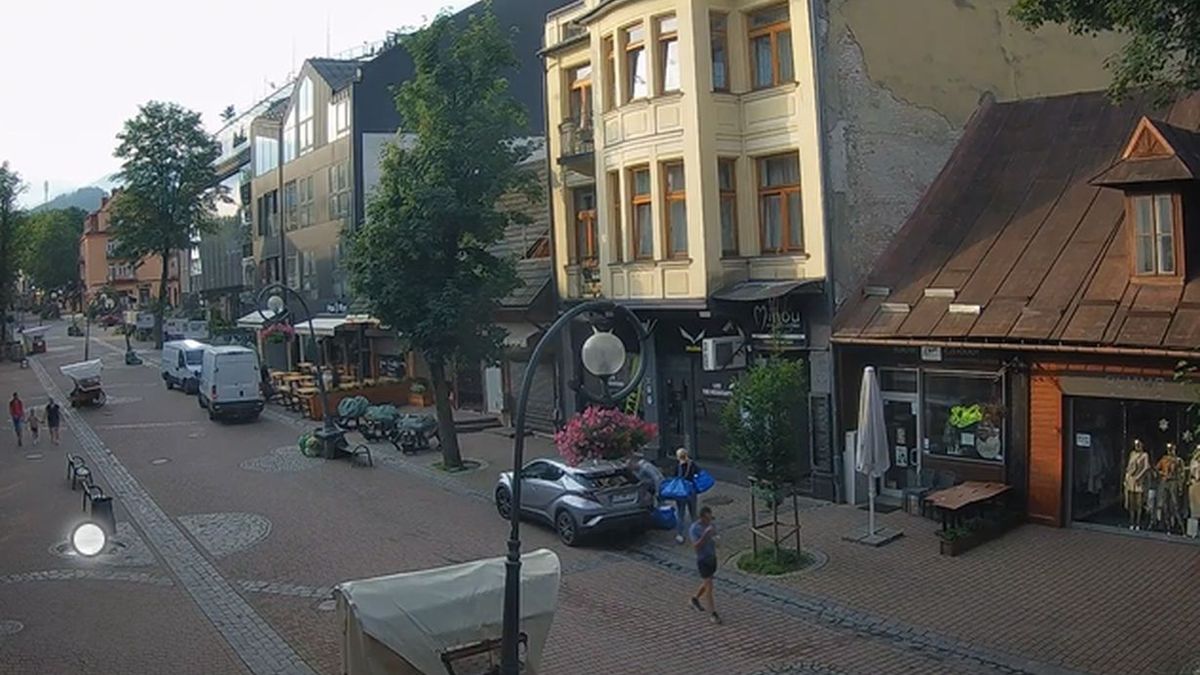 Widok na poranne Krupówki w Zakopanem