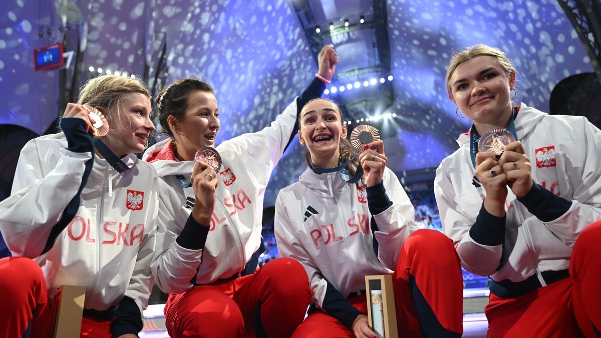 Aleksandra Jarecka Renata Knapik Miazga Martyna Swatowska Wenglarczyk Alicja Klasik
Pary�, Francja, 30.07.2024. Igrzyska Olimpijskie Pary� 2024. Polskie szpadzistki pozuj� do zdj�cia po dekoracji. Polki, w sk�adzie (od prawej): Aleksandra Jarecka, Renata Knapik-Miazga, Martyna Swatowska-Wenglarczyk i Alicja Klasik, zdoby�y br�zowy medal w rywalizacji dru�ynowej szpadzistek, 30 bm. (gj) PAP/Adam War�awa
Adam War�awa
br�zowe medale, br�zowy medal, dekoracja, dru�yna, IO Pary� 2024, IO2024, letnia olimpiada, medalistki, Pary�2024, pozowane, szermierka, szpada kobiet dru�ynowo, XXXIII Letnie Igrzyska Olimpijskie w Pary�u