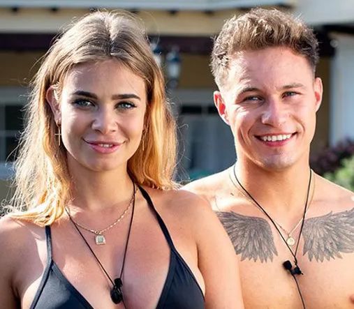 Adrianna Śledź na planie "Love Island"