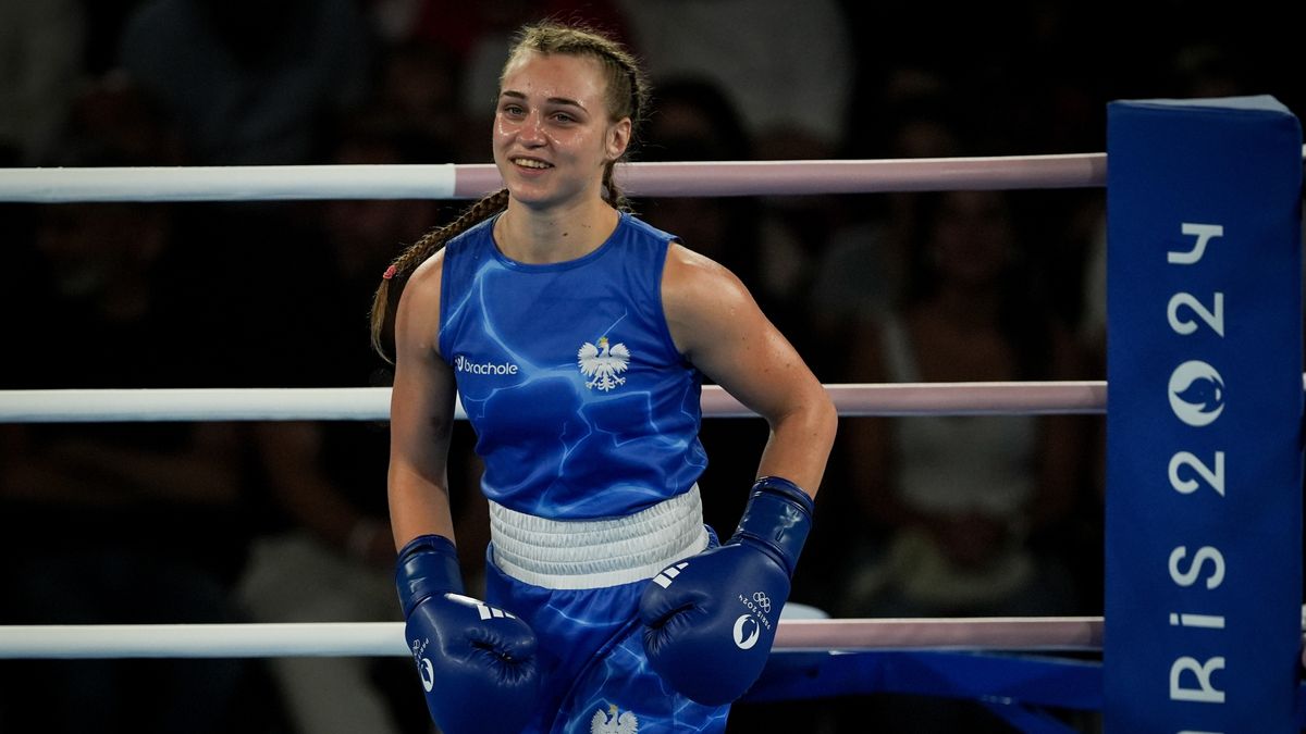 PARIS, FRANCE - AUGUST 7: Julia Szeremeta (blue) of Team Poland competes against Nesthy (red) of Team Philippines compete in the women's 57kg semi-final boxing match during the Paris 2024 Olympic Games on the twelfth day at the Roland-Garros Stadium, in Paris, France on August 7, 2024. (Photo by Mustafa Ciftci/Anadolu via Getty Images)