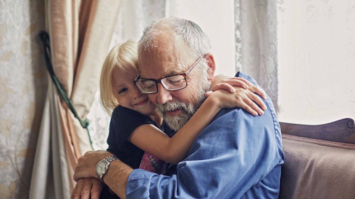 Dziadkowie nie muszą obawiać się, że wnuki zarażą ich COVID-19