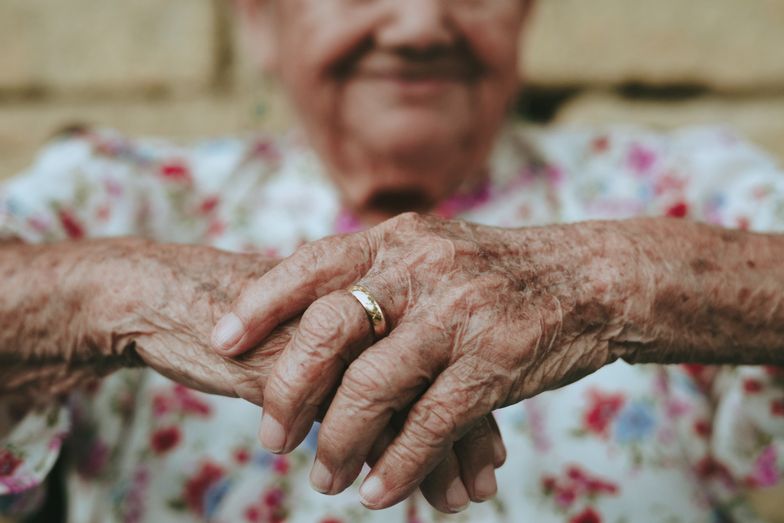 Podwójna emerytura do końca życia. Seniorzy muszą złożyć 2 wnioski