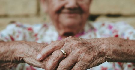 Podwójna emerytura do końca życia. Seniorzy muszą złożyć 2 wnioski