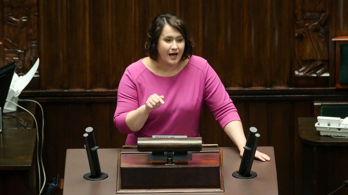 Anna Maria SiarkowskaWarszawa, 15.06.2023. Pos�anka PiS Anna Maria Siarkowska na sali obrad Sejmu w Warszawie, 15 bm. Sejm przyj�� uchwa�� wyra�aj�c� sprzeciw wobec unijnego mechanizmu relokacji migrant�w. (jm) PAP/Albert ZawadaAlbert Zawadaobrady, posiedzenie, pos�owie, sala obrad, sejm, sejmowej, sejmu