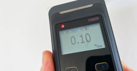 Bezpieczne wakacje za kierownicą. Jeden gadżet uratuje życie i portfel