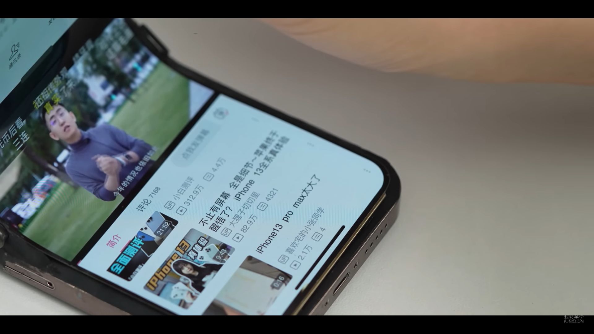 Twórcy składanego iPhone'a zmodyfikowali nawet system iOS