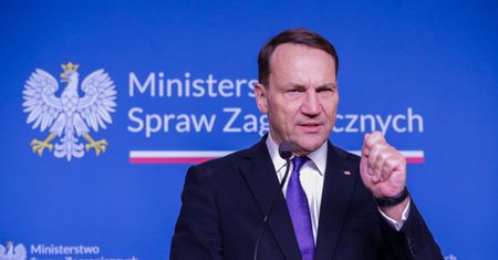 Sikorski ostro o słowach Cenckiewicza. "Pobiera pensję z polskiego budżetu"