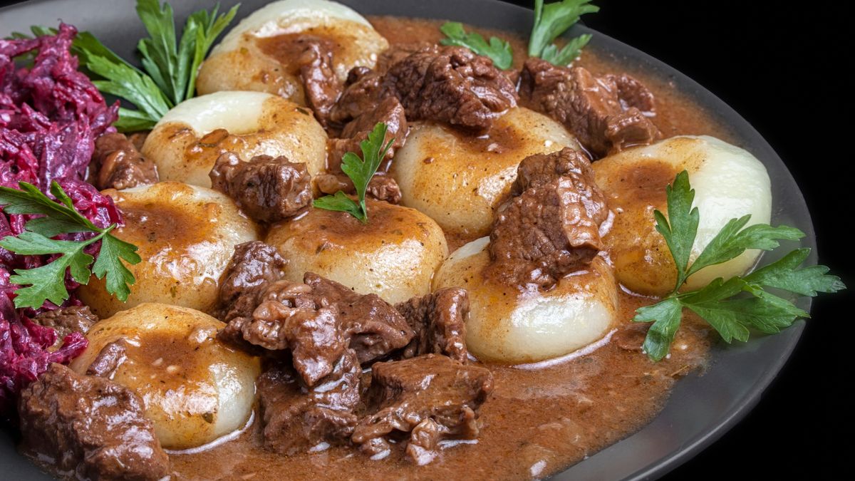 Kluski śląskie z sosem to pomysł na rodzinny obiad