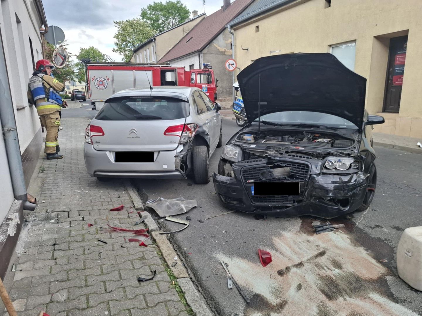 Zderzenie samochodów osobowych w Dolsku. W jednym z aut podróżowała kobieta z dzieckiem