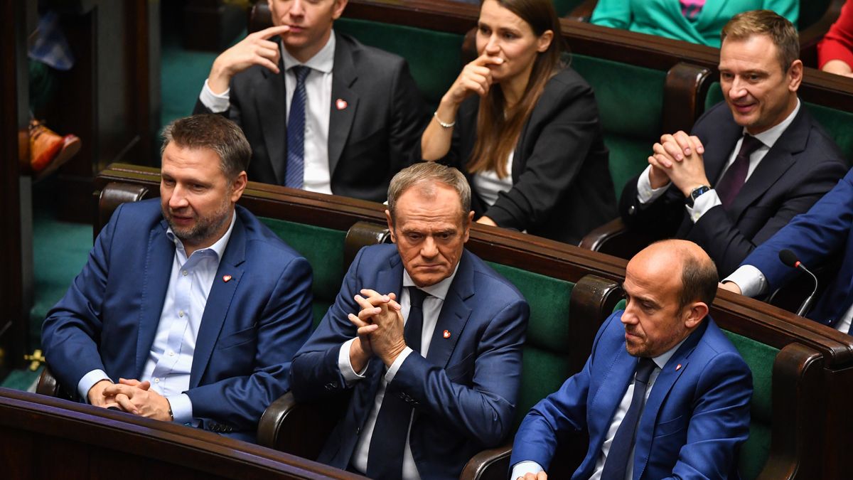 Warszawa, 21.11.2023. Sekretarz generalny Platformy Obywatelskiej Marcin Kierwiński (L doł), przewodniczący PO Donald Tusk (C-dół) i wiceprzewodniczący PO Borys Budka (P dół) na sali obrad Sejmu w Warszawie, 21 bm. Posłowie wybiorą składy sejmowych komisji m.in. do spraw Unii Europejskiej, etyki oraz do spraw służb specjalnych oraz członków Trybunału Stanu. (ad) PAP/Piotr Nowak