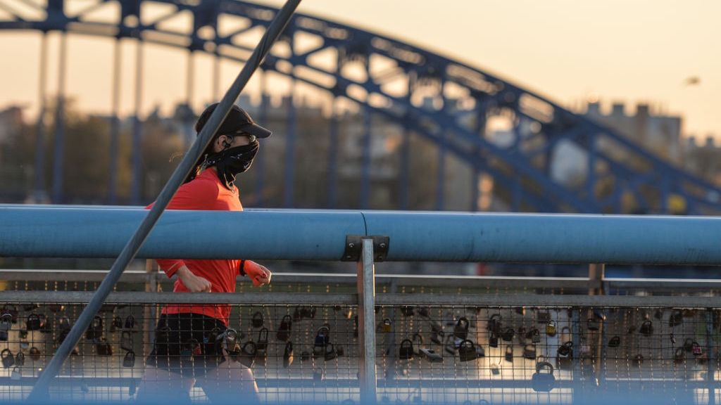 Zasłanianie twarzy podczas aktywności fizycznej może szkodzić