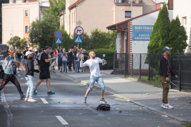 Lubin. Atak demonstrantów na komendę. Kilku funkcjonariuszy rannych 