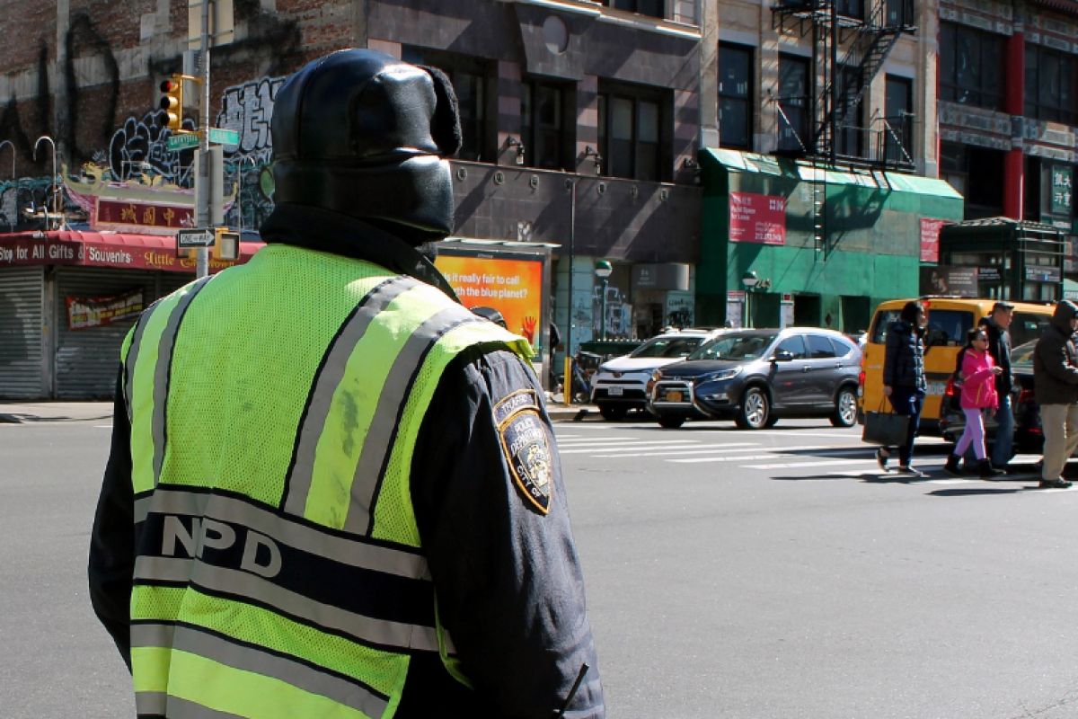 Una niña de 14 años desnuda huía de su violador.  Corrí directo a la policía