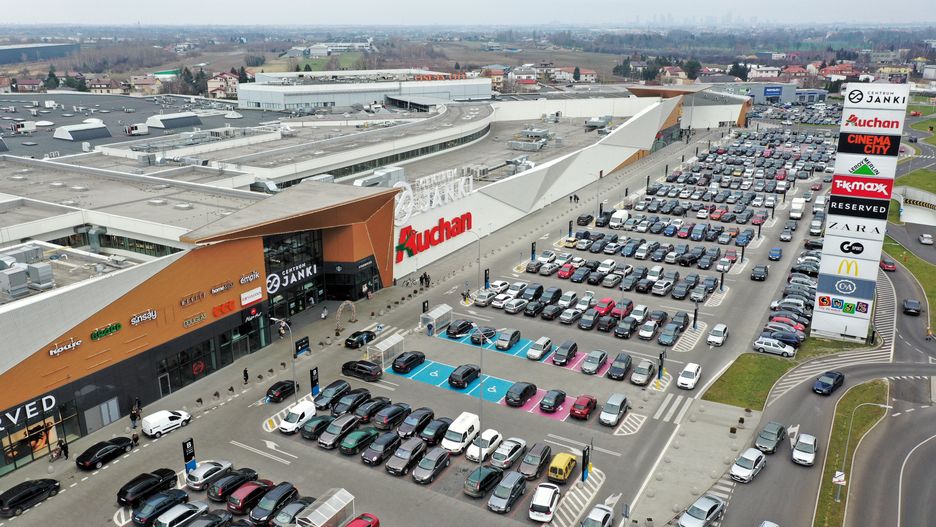Zapełniony parking przed jednym z centrów handlowych w Warszawie , 06.12.2020r. 