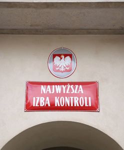 Raport NIK o wizach. Karnowski przypomina "hańbiącą konferencję"