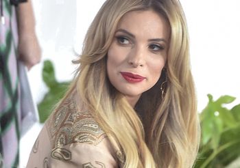 Wskoczyła w "slip dress". Gdy się odwróciła, zrobiła furorę