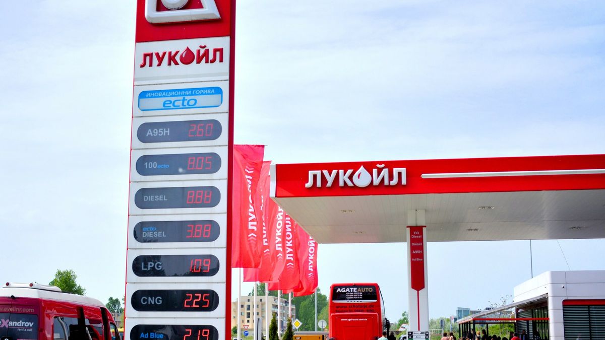 Rosyjskie stacje paliwowe w Bu?garii
Fot. Albin Marciniak/East News, Bulgaria. 16.05.2023. Stacja paliw, rosyjskie przedsiebiorstwo naftowe Lukoil. Warna nad Morzem Czarnym. N/z autokar z Ukrainy.
Albin Marciniak