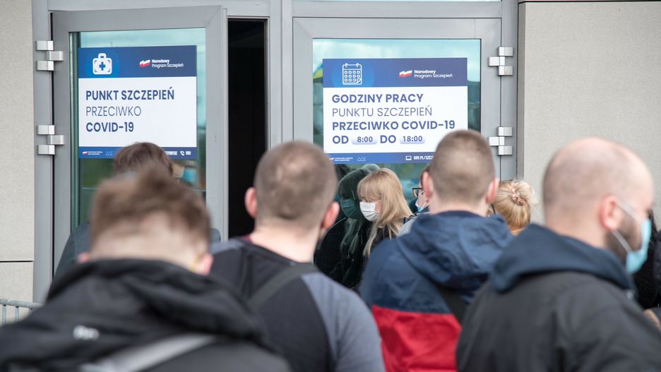Koronawirus. Zmiana w priorytetach szczepień. Ekspert wyjaśnia dlaczego rządzący zmieniają terminy podania II dawki
