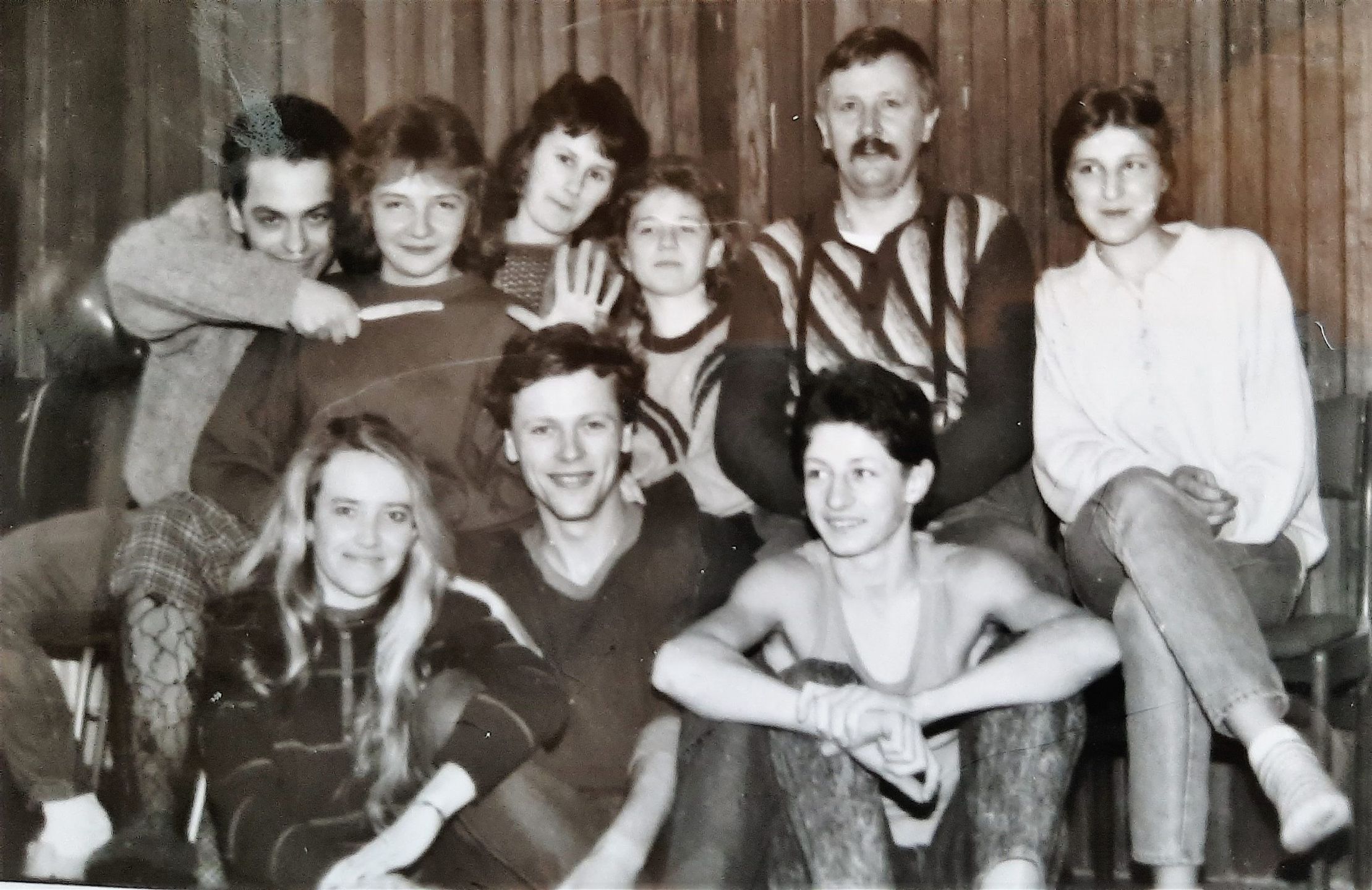 4.1988 rok - obóz sportowy w Biłgoraju: Tomek Naja, Dorota Brzozowska, Beata Danilczuk, Joanna Lenard, Marek Ambroży Kitliński, Zalewska, na dole Małgorzata Muzyczuk, Mariusz Mazurek, Piotr Kitliński