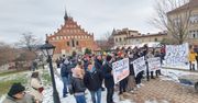 Protest przed plebanią. Przyszli z taczką