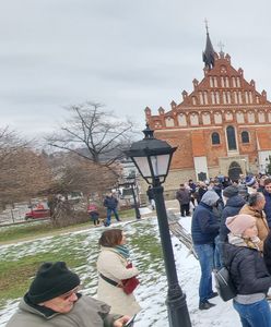 Protest przed plebanią. Przyszli z taczką