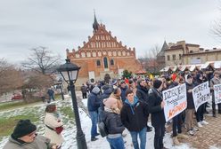 Protest przed plebanią. Przyszli z taczką