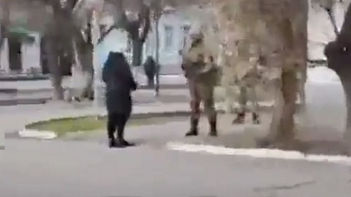 Ukrainka stanęła oko w oko z rosyjskim żołnierzem