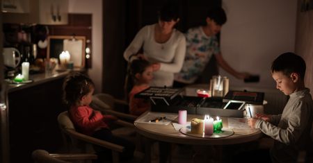 Blackout i przerwy w dostawie prądu. Jak się przygotować i co warto wiedzieć na temat awarii prądu?
