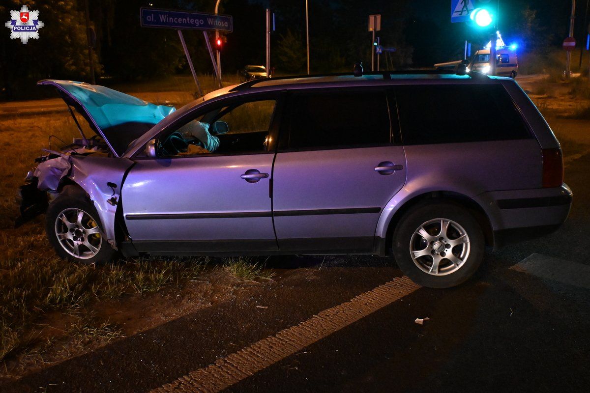 Wypadek volkswagena na skrzyżowaniu al. Witosa z ul. Doświadczalną