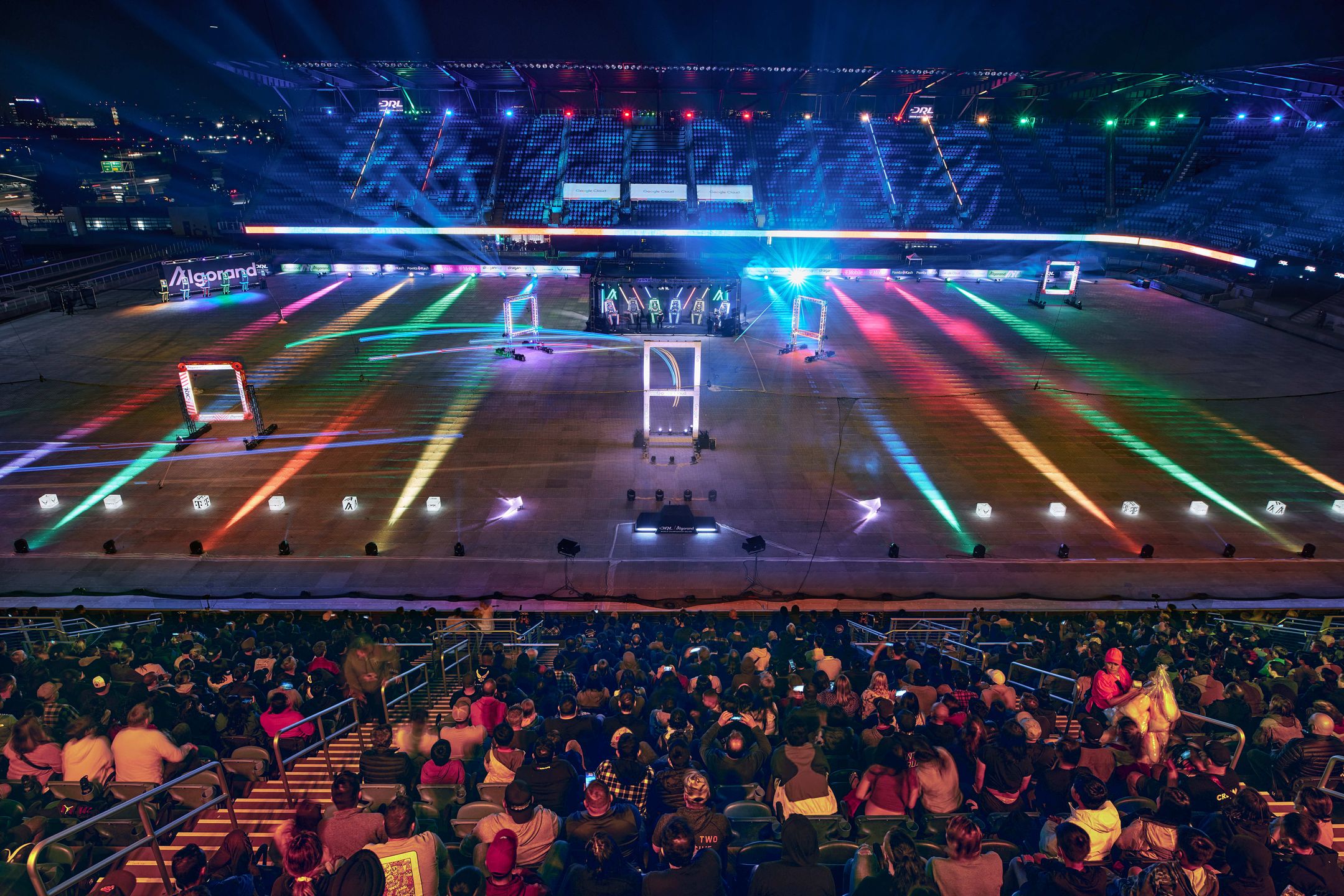 Tory wyścigowe są budowane od zera na stadionach sportowych