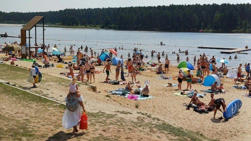 Nad zbiornikiem Lubianka w Starachowicach wypoczywają tłumy.