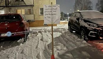 Taka karteczka na parkingu. Ujęcie podbija sieć. Łapią się za głowy