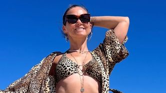 54-letnia Kinga Rusin w panterkowym bikini eksponuje UMIĘŚNIONY BRZUCH na plaży w Meksyku (ZDJĘCIA)